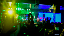 persona tomando una foto a un espectáculo musical