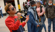 Hombre cantando en la calle