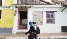 Dos mujeres caminando en la calle