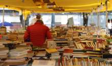 Persona con libros