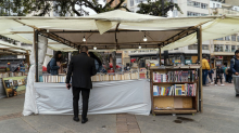 Hombre mirando libros