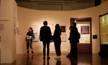 Personas viendo una exposición de un museo