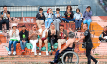 Personas sentadas en una escalera