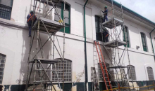 Hombres remodelando una fachada