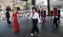 Personas bailando en tarima