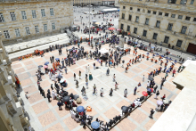 toma aérea colegio San Bartolomé - desfile pasarela sostenoble