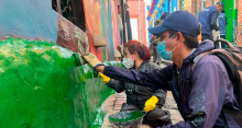 Jovenes pintando fachada