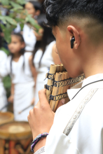 joven con instrumento de viento