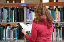 Mujer en biblioteca