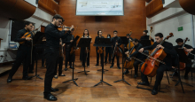 Personas interpretando el violín