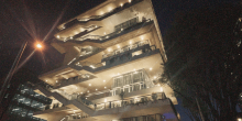 Fotografía del Centro Felicidad Chapinero de noche