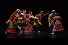 personas performando un baile tradicional