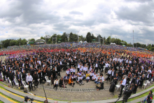 Foto de la Orquesta Filarmónica al aire libre con público masivo