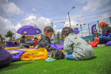Niños en parque público