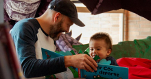 Padre e hijo leyendo