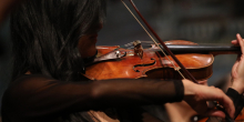 mujer interpretando el violín