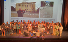 personas en un escenario