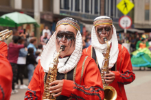 artistas en una comparsa