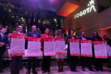 funcionarios en evento público