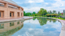 espejo de agua de la biblioteca pública virgilio barco