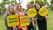 personas con avisos sobre poesía