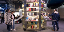 personas consultando libros en FILBO 2025