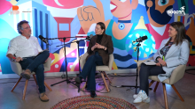 invitadas en set de podcast