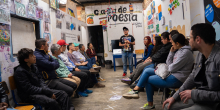 personas en biblioteca comunitaria