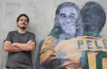 Artista brasileño Luis Bueno posando con la obra 'Pelé Besuquero'